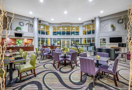 La Quinta Inn & Suites by Wyndham Dallas - Addison Galleria